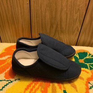 Cozy Velcro Plush wrap around slippers size L(9-10)